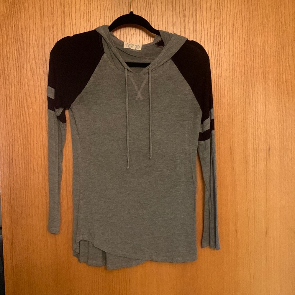Hooded long-sleeve t-shirt